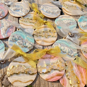 Kerstornamenten met harsgeode: kristallen boomdecor