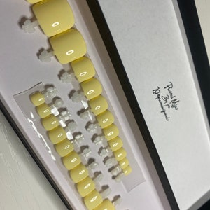 Uñas de los pies a presión: amarillo pastel