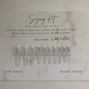 以下が含まれることがあります： 0から9まで番号が付けられた、透明なプラスチック製のネイルチップ10個がセットになった、プレスオンネイルのサイズ測定キットです。このキットは、各指にぴったりのサイズを見つけるのに役立ちます。ネイルチップの下には「Long Coffin」という文字が書かれており、ネイルの形を示しています。