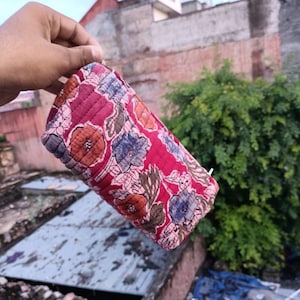 Torba toaletowa z bawełny pikowanej z nadrukiem ręcznym/Torba podróżna i kosmetyczka w stylu boho/Ręcznie robione etui na zamek/Czerwona kosmetyczka podróżna z kwiatowym wzorem/woreczek na biżuterię.