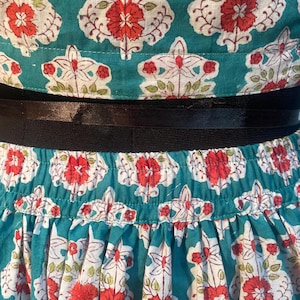 Set med blommig bomullsmönstrad crop top och midikjol: Boho sommaroutfit bild 3