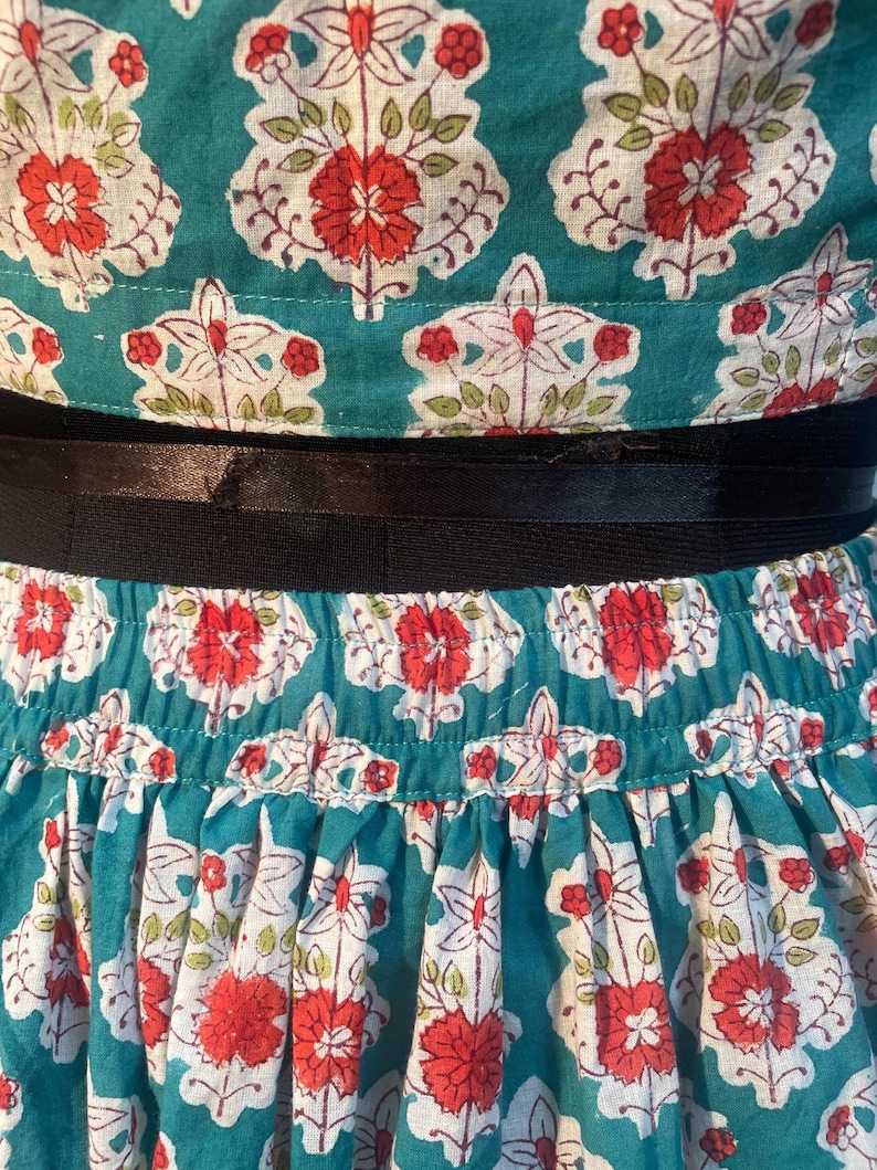 Set med blommig bomullsmönstrad crop top och midikjol: Boho sommaroutfit bild 3