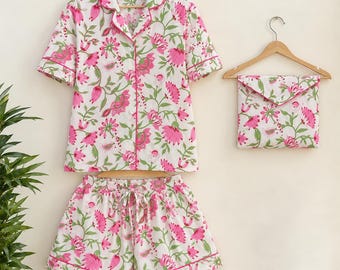 ピンクの花柄コットンパジャマセット、半袖ボタンシャツ、お揃いのショートパンツ、ギフトポーチ付き（夏用パジャマ）