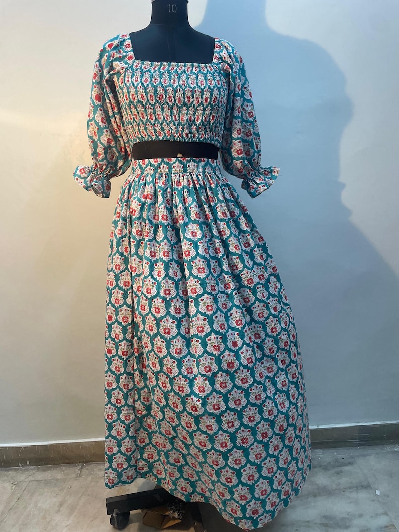 Set med blommig bomullsmönstrad crop top och midikjol: Boho sommaroutfit bild 1