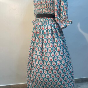 Set med blommig bomullsmönstrad crop top och midikjol: Boho sommaroutfit bild 4