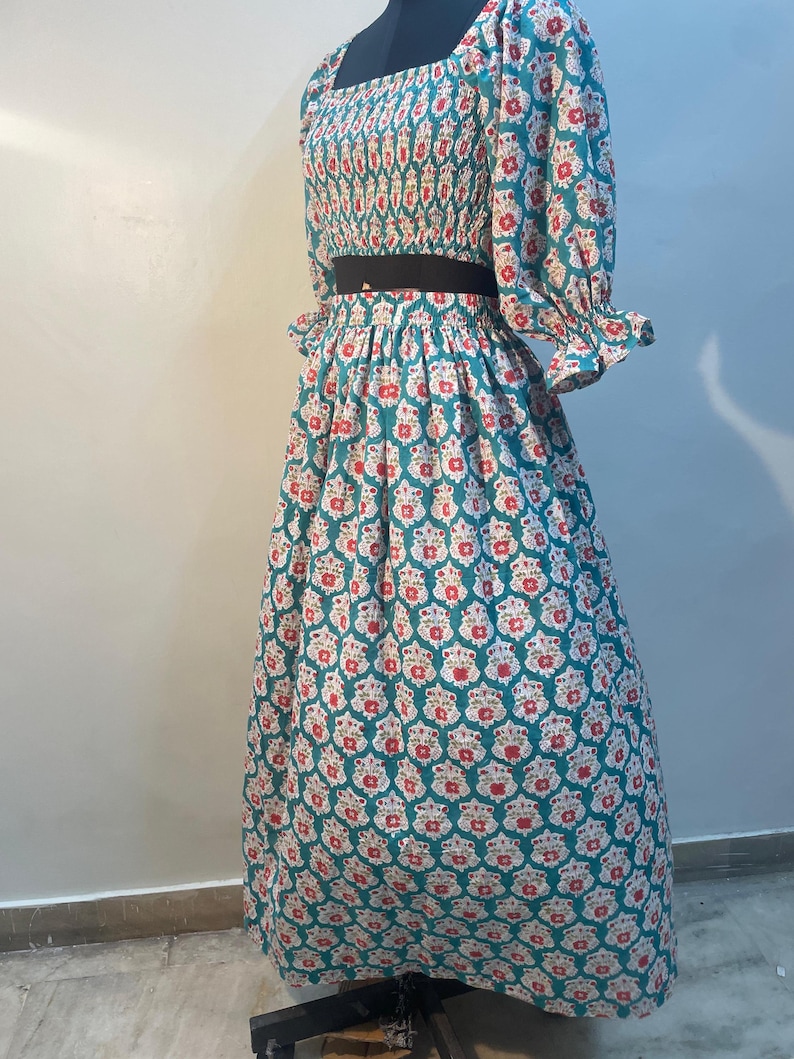 Set med blommig bomullsmönstrad crop top och midikjol: Boho sommaroutfit bild 4