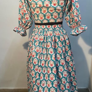 Set med blommig bomullsmönstrad crop top och midikjol: Boho sommaroutfit bild 2