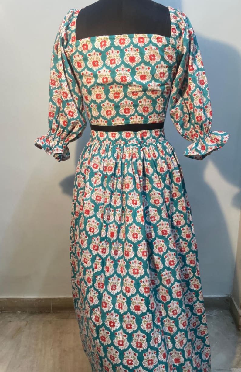 Set med blommig bomullsmönstrad crop top och midikjol: Boho sommaroutfit bild 2