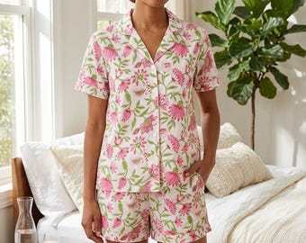 Set pigiama da donna in cotone con stampa floreale / Pigiama corto estivo / Camicia da notte con bottoni. Grazioso pigiama floreale.