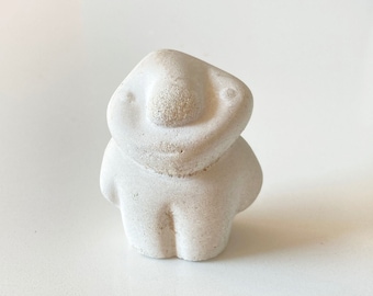 original and artistic gift little figurine 6 cm hight in withe concrete of Glumo character