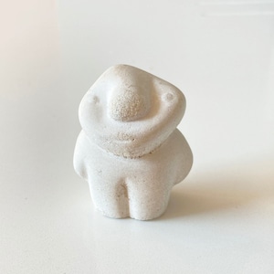 original and artistic gift little figurine 6 cm hight in withe concrete of Glumo character image 1