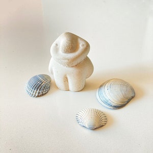 original and artistic gift little figurine 6 cm hight in withe concrete of Glumo character image 2