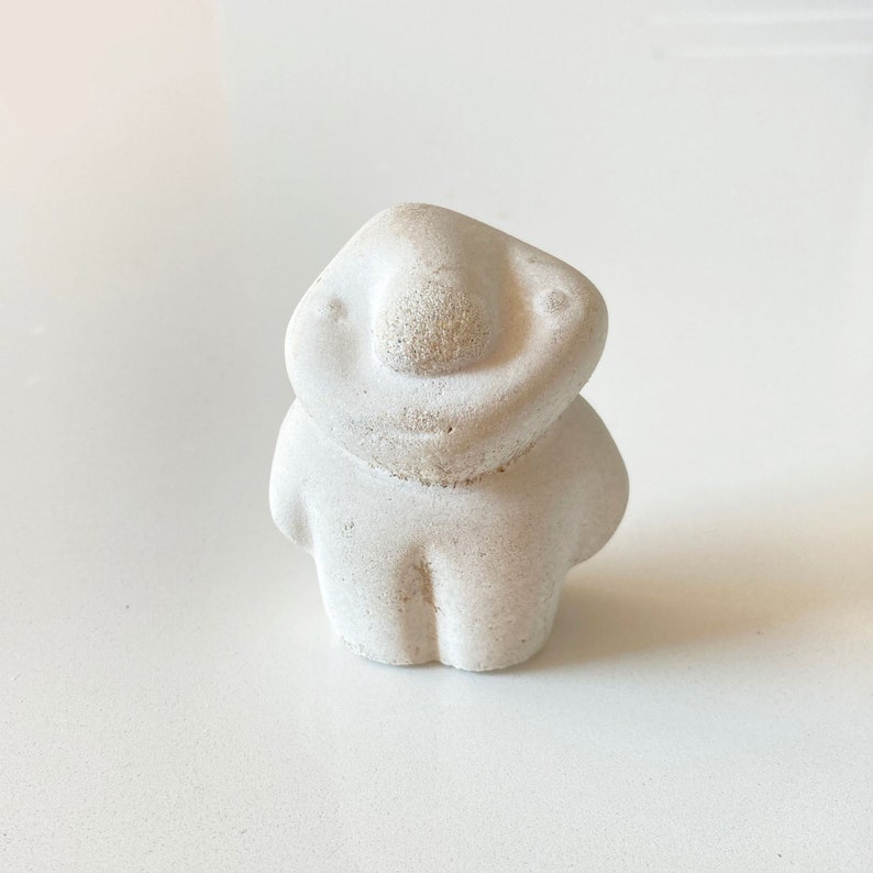 original and artistic gift little figurine 6 cm hight in withe concrete of Glumo character image 1