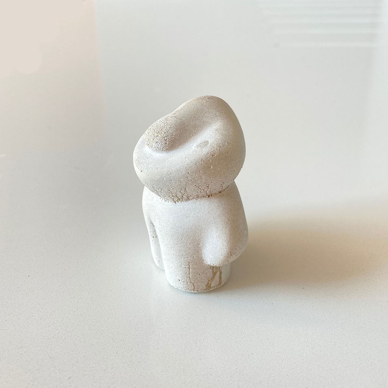 original and artistic gift little figurine 6 cm hight in withe concrete of Glumo character image 3