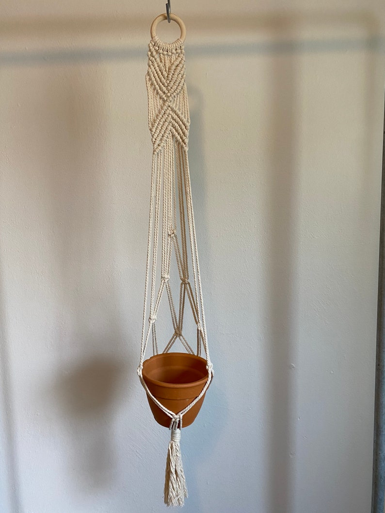 Macrame plant hanger