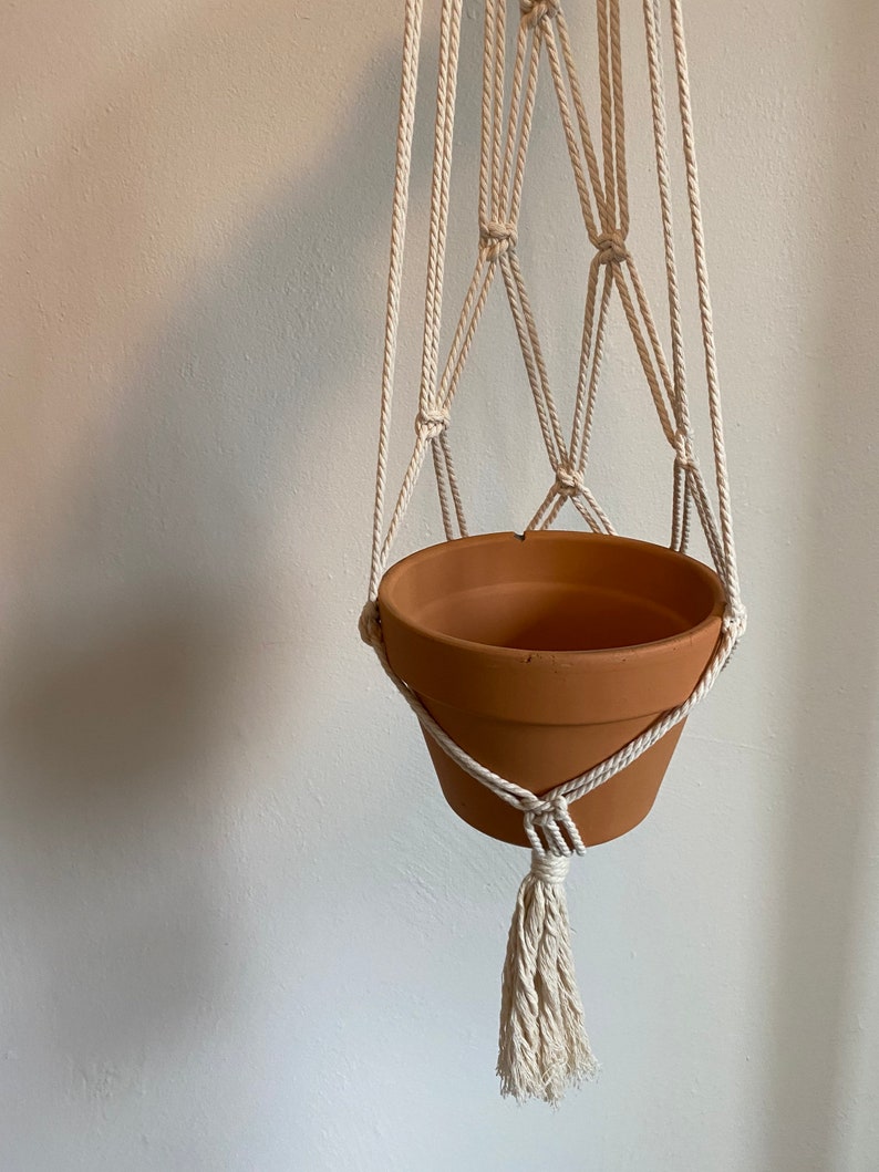 Macrame plant hanger