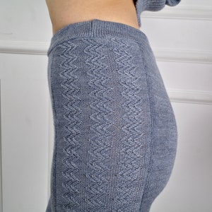 Puede incluir: Leggings de punto gris con un patr&oacute;n de chevron.