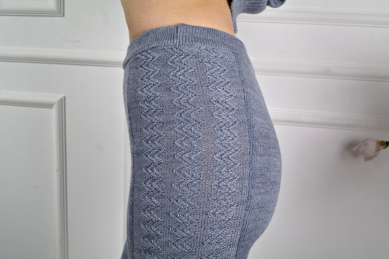 Puede incluir: Leggings de punto gris con un patr&oacute;n de chevron.