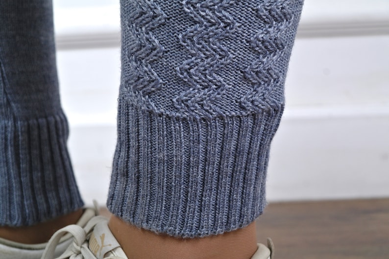 Puede incluir: Pantalones de punto grises con un patr&oacute;n de rombos y pu&ntilde;os de canal&eacute;.