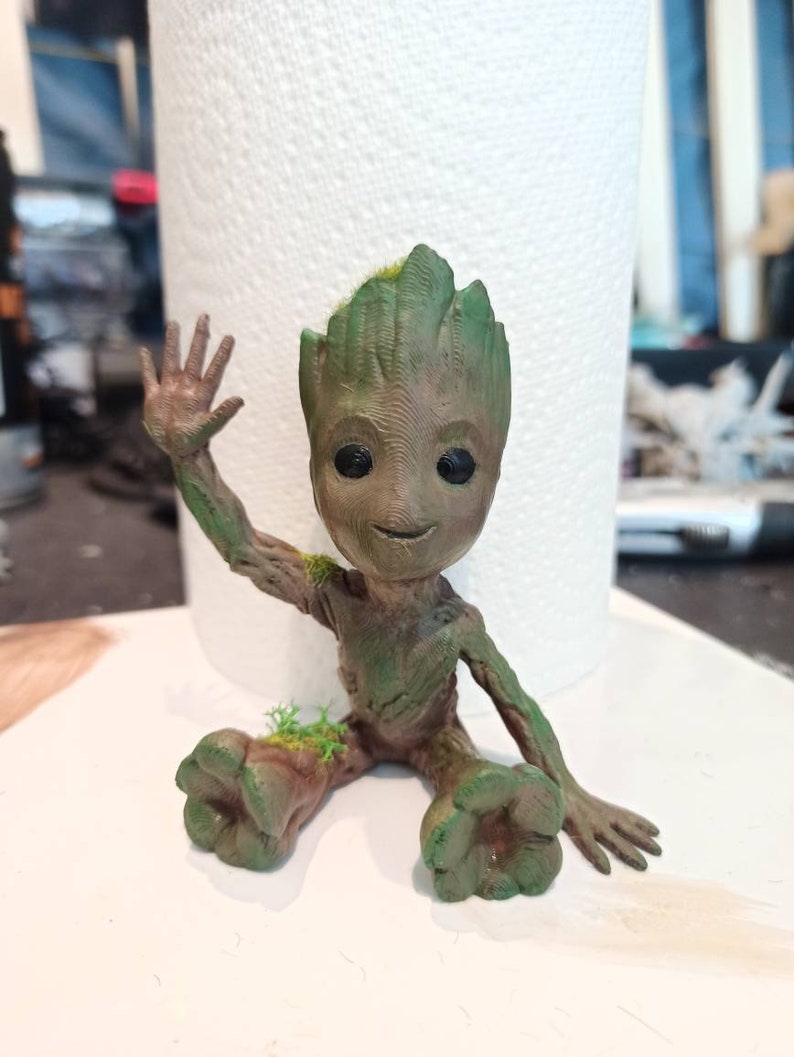 Baby Groot waving image 1
