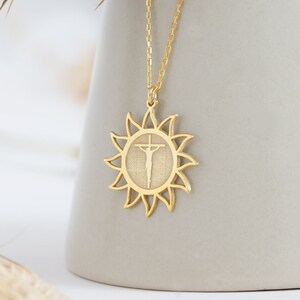 Collar de Jesús - Regalo del Día de la Madre - Collar de Jesús con el Sol Naciente - Regalo Cristiano - Colgante de Cruz - Colgante Religioso - Joyería Cristiana