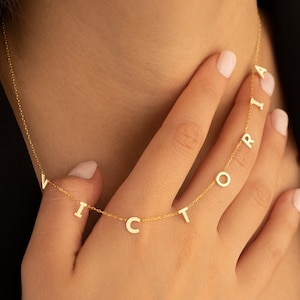 Collar de letras satelitales, joyería personalizada con nombre de letra minimalista espaciada, collar con nombre personalizado inicial de oro, regalos para mamá