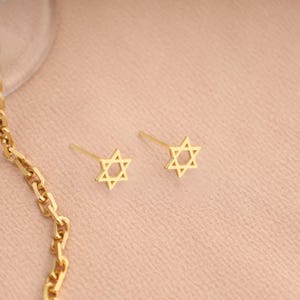 Zierliche Davidstern Ohrringe, Jüdisches Geschenk, Geschenk für Sie, Jüdische David Stern Ohrringe, Sterling Silber Handmade Magen David Ohrstecker