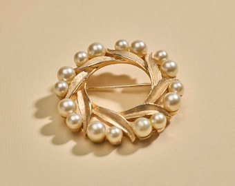 Trifari クラウンピン ブローチ TRIFARI クラウン トリファリ ブローチPAT PEND - メルカリ