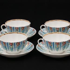 LOMONOSOV Teetasse und Untertasse Set Rote Blumen, blaue Tropfen, ausgebogt