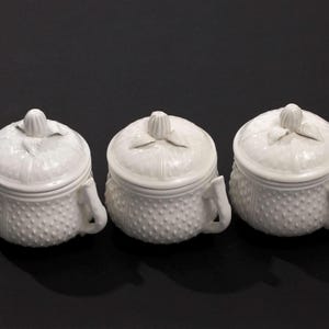 Juego de 3 tazas vintage Mottahedeh Pot de Creme de porcelana italiana con tapa de capullo de rosa y fresa.