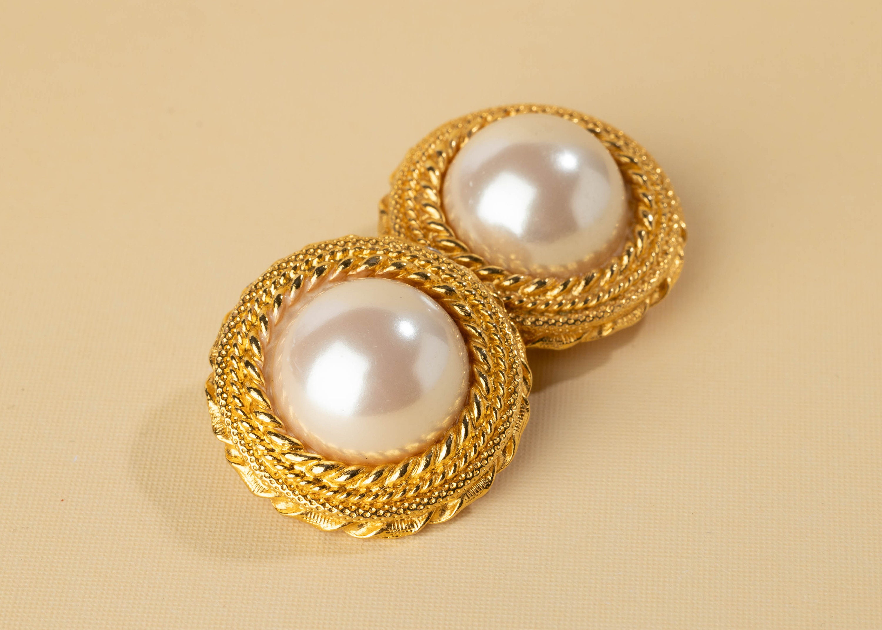 ピアス Gold-tone Double G Faux Pearl Clip-on Earrings Vintage Gold Tone Faux Pearl Clip on Earrings Signed With a