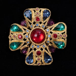 Sphinx Gripoix Jeweled Maltese Cross Pin Brooch/Pin in Gold
