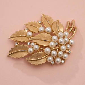 1960s Crown Trifari Gold Tone Spray Brooch – Faux Pearls