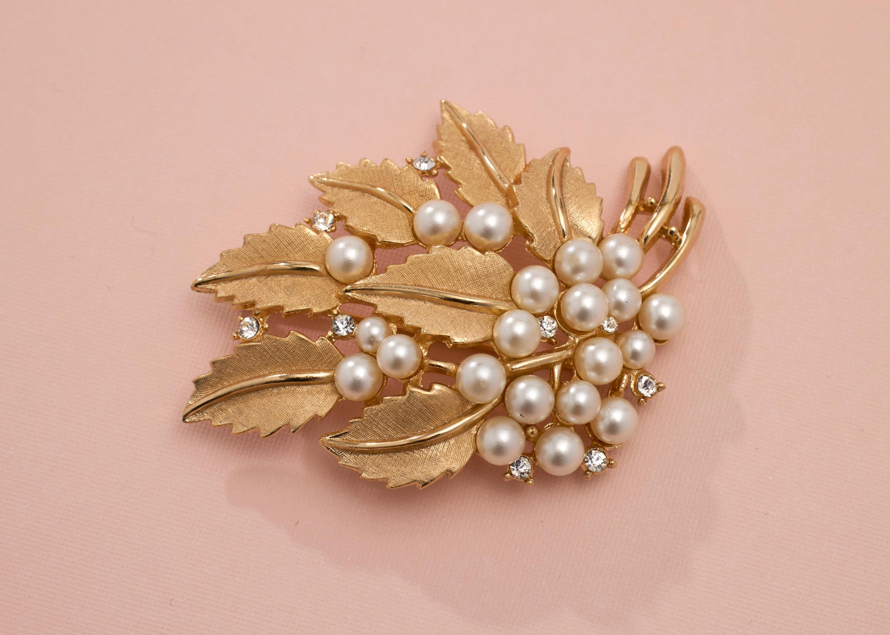 1960s Crown Trifari Gold Tone Spray Brooch – Faux Pearls