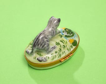 リモージュ磁器箱 – カエルと子猫、サイン入り、手描き、フランス
