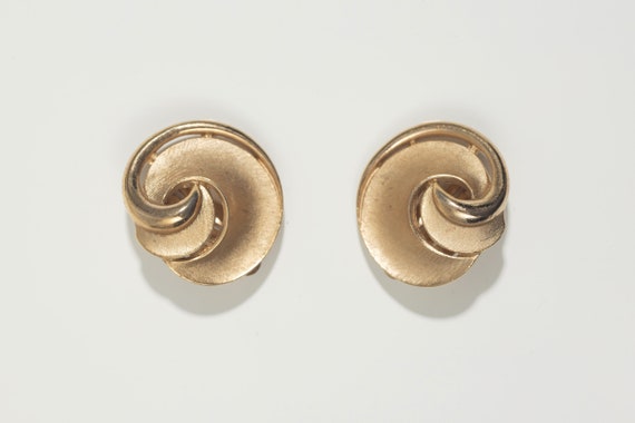 Trifari Crown Gold Tone Leaf Clip-On Earrings - image 4