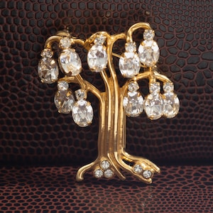 Broche vintage con árbol de la vida de KJL Kenneth Lane en tono dorado y blanco, diamantes de imitación.