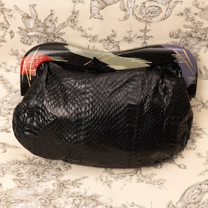 Cartera de mano Zushi con diseño de serpiente negra y asa de madera pintada a mano: obra de arte y artesanía exquisitas