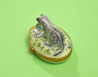 リモージュ磁器箱 – カエルと子猫、サイン入り、手描き、フランス