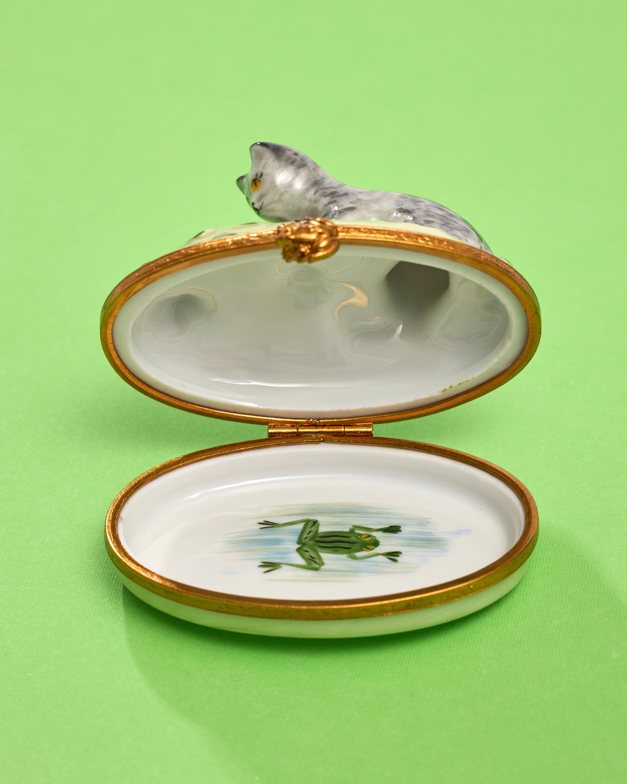 リモージュ磁器箱 – カエルと子猫、サイン入り、手描き、フランス