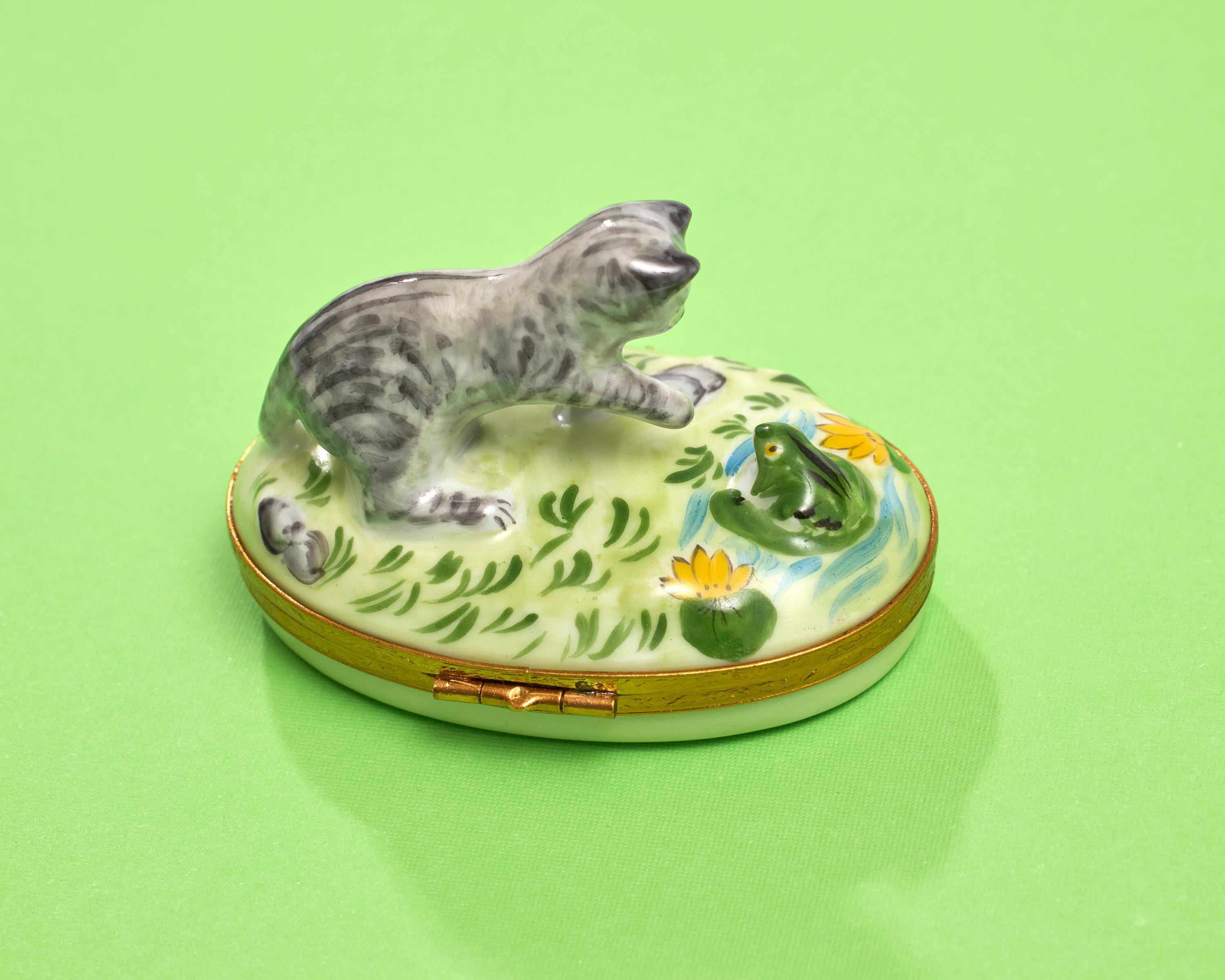 リモージュ磁器箱 – カエルと子猫、サイン入り、手描き、フランス