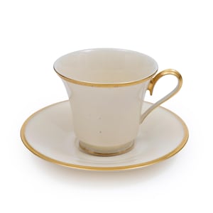 Puede incluir: Juego de taza y platillo color crema con ribete dorado. La taza tiene un asa curvada y se asienta sobre un platillo a juego. El ribete dorado acentúa los bordes de ambas piezas, creando un aspecto elegante. Ideal para servir té o café.