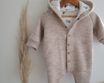 Ylleoverall tillverkad av 100 % nyull. Naturprodukt. Ylleoverall i beige melerad färg, tillverkad av fårull.