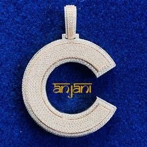 Colgante "C" personalizado de IcedOut en plata de ley 925 con piedras de moissanita VVS1, piedras de moissanita aprobadas por el tester, cadena de cuerda gratis.