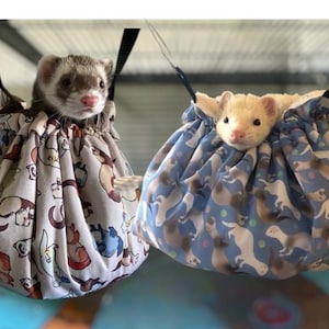 以下が含まれることがあります： クリーム色の斑点のある釉薬が施された、3つのセラミックマグのセット。各マグには、青、緑、黄色の色合いの手描きの花柄が施されています。マグはシンプルで丸みを帯びた形状で、快適なハンドルが付いています。