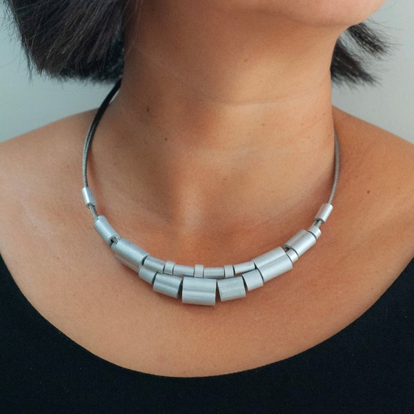 Urban City Inspiriert Halskette: "Toshi - einzigartiger industrieller Schmuck, einzigartige moderne Halskette, Art Deco Stil, Geschenk eines Stadtmädchens,"