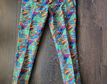Puede incluir: Un pantalón con un estampado geométrico colorido en tonos azules, rojos, amarillos y negros.