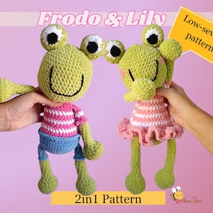 Puede incluir: Patrón de crochet para dos juguetes amigurumi de rana, uno con rayas rosas y blancas y el otro con rayas azules y blancas. El patrón se llama "Frodo & Lily" y es un patrón 2 en 1. El patrón es de baja costura.