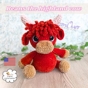Puede incluir: Un peluche de vaca de las Highlands roja hecha a mano con un hocico, pezuñas y cuernos de color beige. El peluche tiene ojos grandes y brillantes y está etiquetado como "Beans the highland cow". La imagen incluye la bandera estadounidense y el texto "Original crochet pattern".