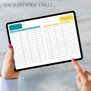 Pu&ograve; includere: Uno schermo di tablet che mostra un tracker di ordini stampabile e un tracker di ordini mensile. Il tracker di ordini ha colonne per la data, il nome, il contatto e i prodotti. Il tracker di ordini mensile ha colonne per la data, il tempo di consegna, il tracciamento e la consegna.